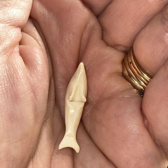 Vintage small carved bone dolphin pendant - Picture 5 of 5